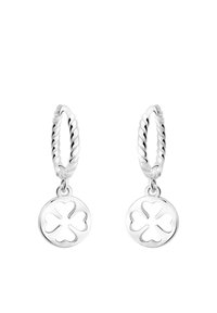 Silverfärgade hoops med en snodd design, som har en cirkulär charm med ett fyrklöverutskärning.