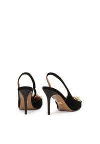 Scarpe con tacco slingback in suede nero con punta affusolata, alto tacco stiletto nero e decorazioni in tono oro sulla parte anteriore.