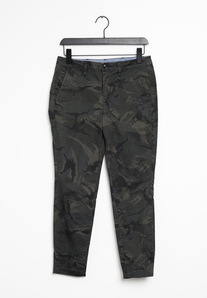 Pantalon slim camouflage vert foncé et noir avec bouton et fermeture éclair, poches avant, suspendu sur un cintre noir sur fond blanc.