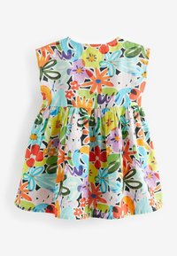 Kleurvolle katoenen jurk met een bloemenpatroon met oranje, roze, blauwe en groene bloemen. Mouwloos ontwerp met een geplooide rok.