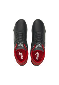 Czarne syntetyczne buty z szaro-białymi akcentami, okrągły nosek, sznurowany fason, czerwone wykończenie oraz logo na języku i wkładce.