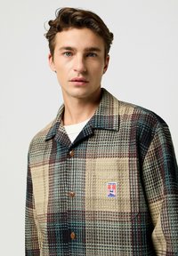 Wrangler LONG SLEEVE RELAXED FIT SORT - Camisa - electric teal
