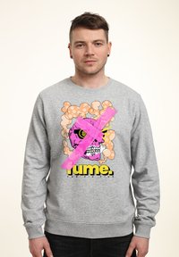 Šedá mikina s grafickým designem růžové lebky obklopené oranžovými bublinami, s výrazným žlutým nápisem "fume." přeškrtnutým.