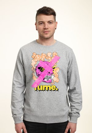 Grå sweatshirt med en grafisk design af et pink kranium omgivet af orange bobler, med ordet "fume" overstreget i fed gul skrift.