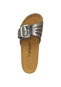 Sandalo slide in pelle nera con una larga fascetta, fibbia argentata e dettagli a taglio. Soletta morbida color tan con logo stampato. Suola piatta.