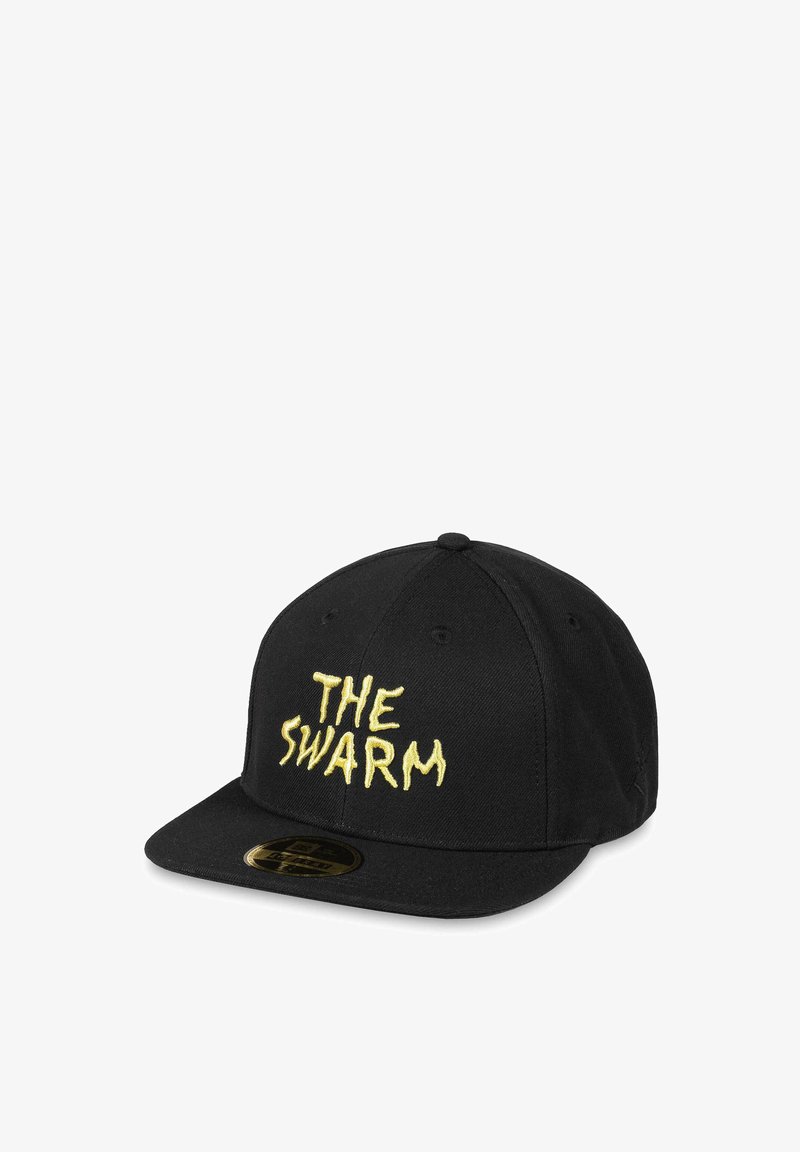 Cappello nero con visiera piatta, caratterizzato da testo ricamato giallo "THE SWARM" sulla parte anteriore. Realizzato in un tessuto dalla superficie liscia.