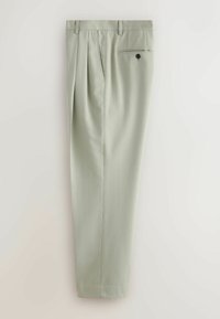 Pantalon gris clair sur mesure avec poches latérales et poches arrière à boutons, plis et coupe droite, présenté plié verticalement.