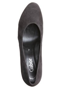 Chaussure plate pour femme en daim noir, bout arrondi, semelle intérieure en cuir noir, avec la marque "Gabor" à l'intérieur.