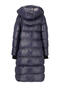 Marinblå pufferjacka, lång och översize, med huva och svarta mudd, med ett kviltat mönster och glänsande, slät textur.