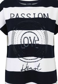 Gestreiftes T-Shirt in Marineblau und Weiß, mit den Aufdrucken "PASSION", "LOVE" und "Heart" in metallischen und strukturierten Akzenten. Rundhalsausschnitt und kurze Ärmel.