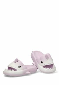 Zuecos temáticos de tiburón en rosa y blanco con un diseño de punta abierta, que presentan una cara sonriente, una boca detallada y acentos de aleta dorsal.