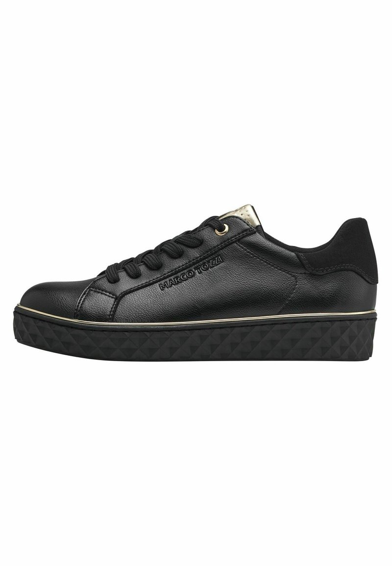 Baskets basses noires avec semelle texturée, lacets noirs et accents dorés subtils, arborant le logo Marco Tozzi sur le côté.