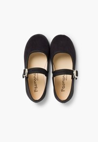 Scarpe Mary Jane nere in suede con punta rotonda, cinturino regolabile con fibbia in metallo e solette beige con il nome del marchio stampato.