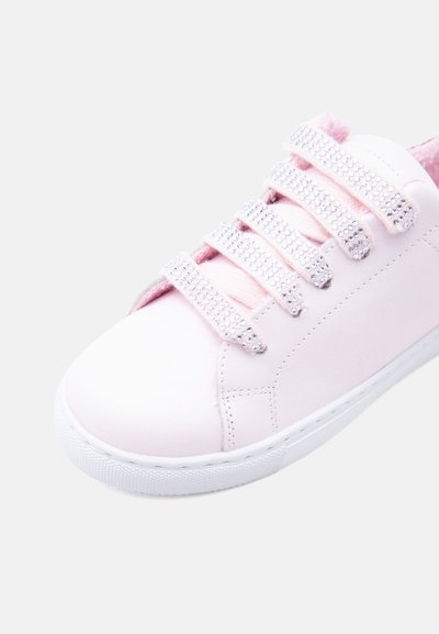 Baskets rose clair avec semelle blanche et cinq sangles en velcro ornées de strass scintillants, sur fond blanc uni.