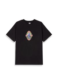 Camiseta de algodón negra con un diseño gráfico central que presenta una ilustración detallada y colorida, junto con texto en un estilo contrastante. Mangas cortas.