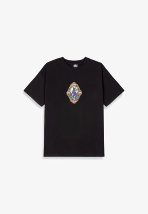Camiseta de algodón negra con un diseño gráfico central que presenta una ilustración detallada y colorida, junto con texto en un estilo contrastante. Mangas cortas.