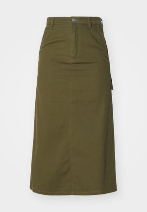 Sukienka midi w oliwkowym kolorze z bawełny, o prostym kroju, z zapięciem na guziki, dwiema bocznymi kieszeniami oraz delikatnym rozcięciem na hemie dla swobody ruchów.