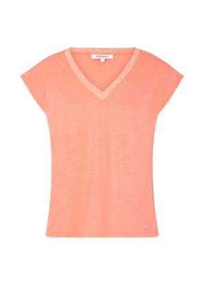 Brzoskwiniowy t-shirt z dekoltem w serek i krótkimi rękawami, z teksturowanym, połyskującym akcentem przy dekolcie oraz małą metką z logo na dole.