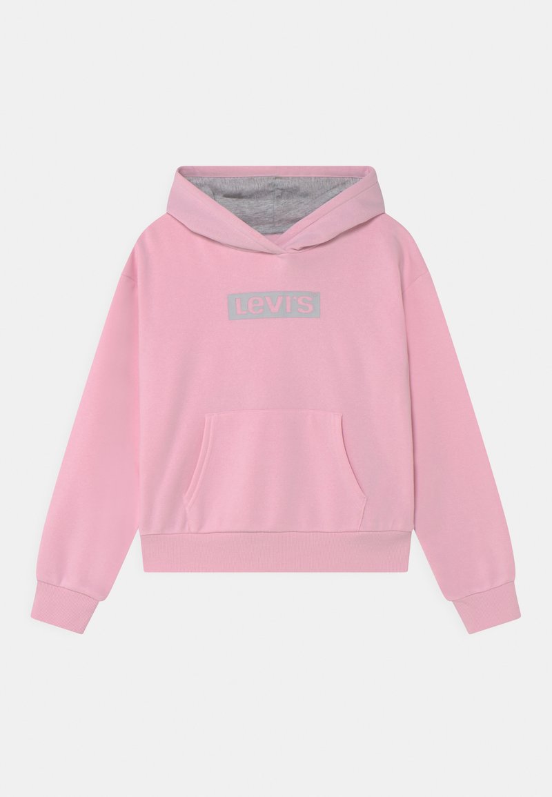 Un hoodie rose en tissu doux avec une poche avant, une capuche à cordon de serrage, et un logo Levi's gris sur la poitrine. Poignets et ourlet côtelés.