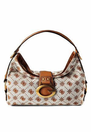 Piccola borsa a tracolla bianca e marrone con motivo a pattern, dotata di tracolla in pelle color cuoio e fibbia ovale in oro con il logo Guess sulla patta frontale.