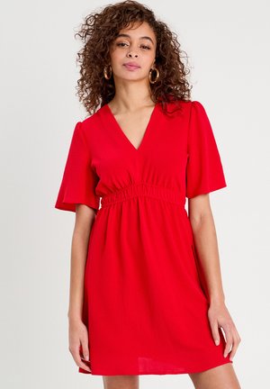 Robe rouge avec un décolleté en V, des manches courtes évasées et une taille élastique. Fabriquée en tissu léger avec une texture lisse.