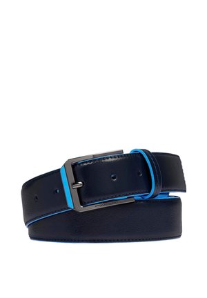 Ceinture en cuir noir avec des bords bleu vif et une boucle rectangulaire argentée avec un petit logo gravé.