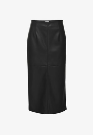 Falda lápiz de cuero negro con una textura suave, de diseño midi, con costuras verticales y un dobladillo recto.