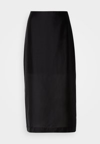 Czarna midi spódnica o prostym kroju, wykonana z gładkiego materiału. Posiada pasek w talii i kończy się na długości kolan.