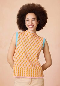 Mouwloze gebreide top met een geometrisch patroon van oranje en roze diamanten, lichtblauwe accenten op de schouders en een gegolfde zoom.