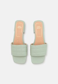 Par de sandalias estilo deslizador acolchadas de color verde claro con punta cuadrada y plantillas color marrón de la marca "Vero Moda" sobre un fondo blanco.