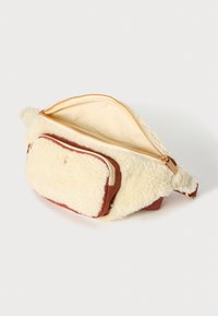 Faux-Fur-Umhängetasche in Creme mit einem braunen Lederakzent. Verfügt über ein Hauptfach mit einem Reißverschluss und eine Vordertasche mit Reißverschluss.
