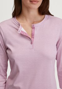 Licht paarse gestreepte lange mouwen henley shirt met een kraag, twee knopen en een contrasterend patroon aan de binnenkant van de kraag. Zachte, gestructureerde stof.