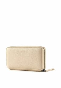 Portefeuille en cuir beige à surface texturée, de forme rectangulaire, avec une fermeture éclair en haut et une petite languette de tirage sur un côté.