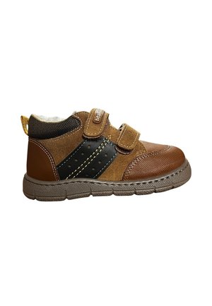 Zapatos infantiles de color marrón y negro con correas de velcro, material de ante y piel, puntera texturizada y suela de goma con detalles antideslizantes.
