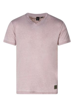 T-shirt rose clair à manches courtes et col en V avec une petite étiquette carrée foncée près de l'ourlet inférieur sur fond blanc.