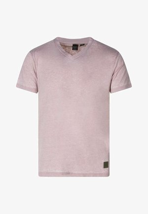 Lichtroze korte mouwen V-hals T-shirt met een klein donker vierkant label nabij de zoom aan de onderkant, op een witte achtergrond.