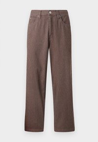 Pantaloni a gamba larga a righe marroni con chiusura a bottone e zip, dotati di due tasche frontali e un tessuto morbido e strutturato.