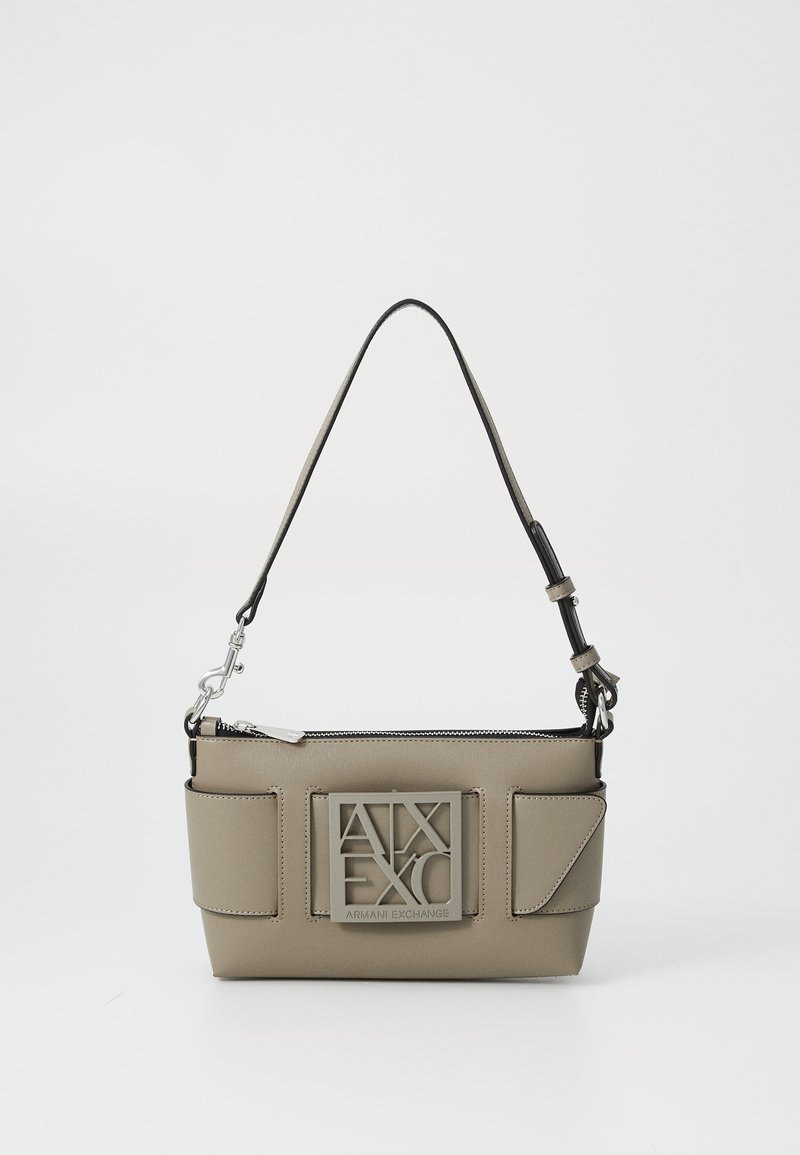 Beige synthetische Handtasche mit einem strukturierten Design, ausgestattet mit einem Vorderlogo-Patch, Reißverschlussverschluss und verstellbarem Tragegurt. Akzente in Schwarz.