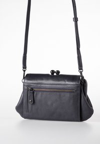 Borsa a tracolla in pelle nera con una forma strutturata, dotata di una tasca frontale con zip, una chiusura a scatto e una tracolla regolabile.