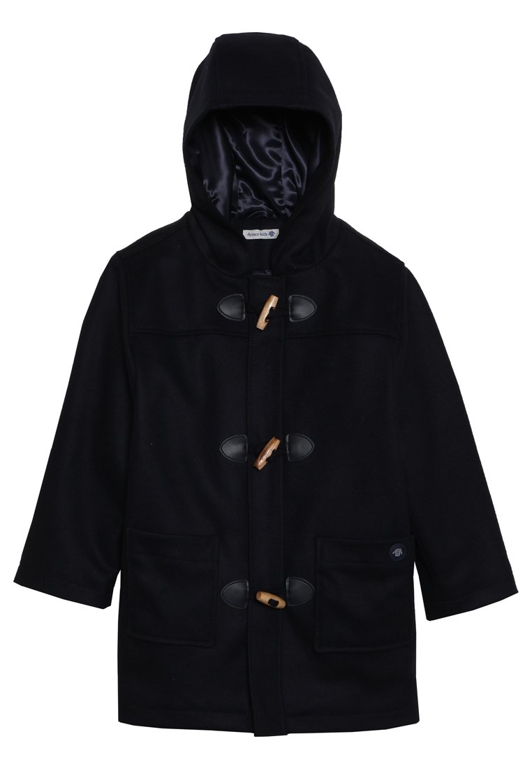 Cappotto di lana blu navy con cappuccio, chiusure a moschettone, due tasche frontali e fodera interna in satin. Presenta un'etichetta all'interno.