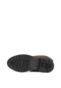 Botín marrón hasta el tobillo con una suela de goma negra gruesa y texturizada, que presenta ranuras horizontales y verticales para tracción y durabilidad.