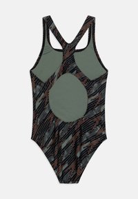 Maillot de bain une pièce noir avec un motif abstrait vert et orange. Présente un design dos nageur et une découpe circulaire au dos. Texture de tissu douce.