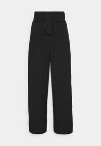 Pantalon large noir taille haute avec une ceinture en tissu nouée en un nœud à la taille et des plis devant.
