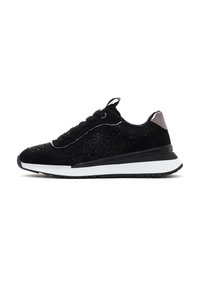 Scarpa sportiva nera con tomaia testurizzata, dettagli scintillanti e un intersuola bianca. Presenta lacci neri e un accento metallico sul tallone.
