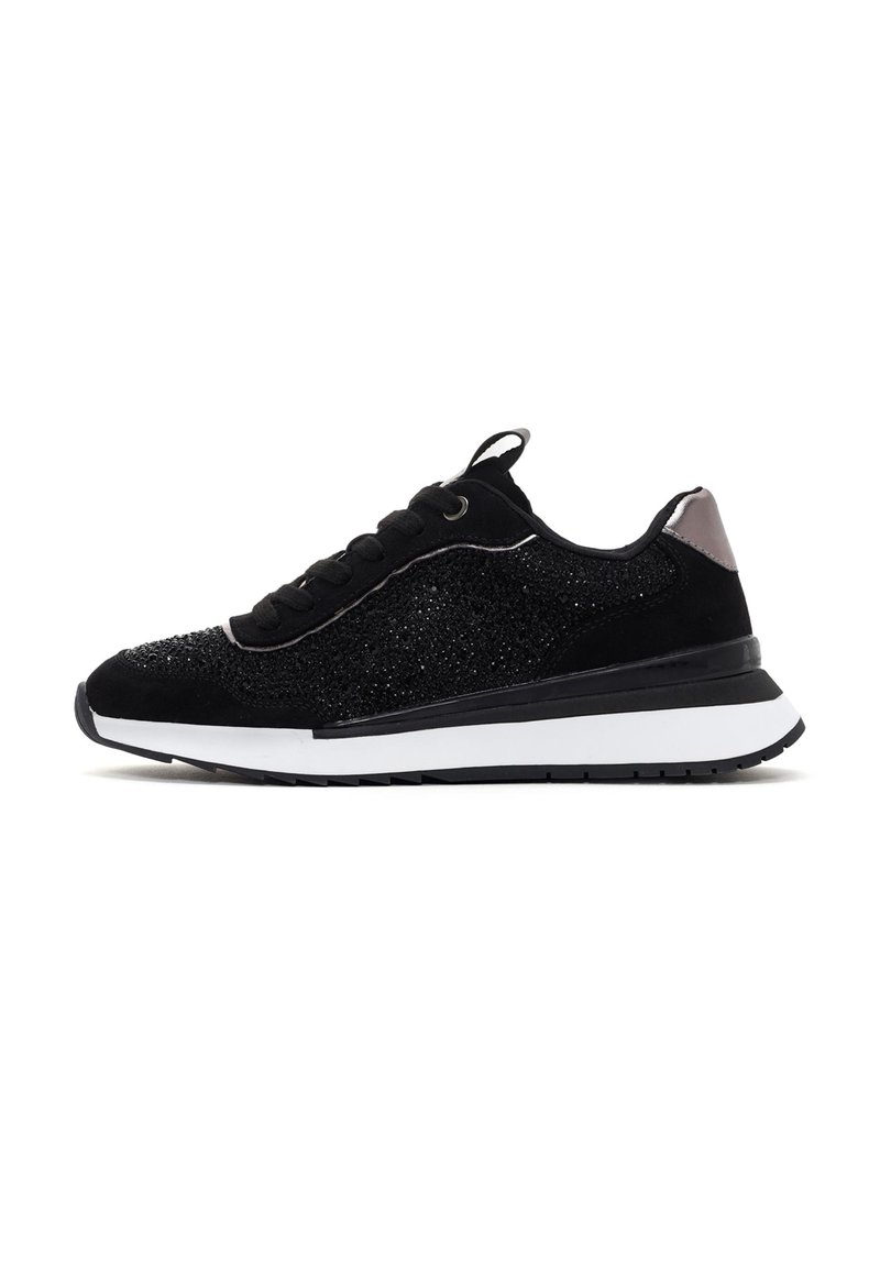 Scarpa sportiva nera con tomaia testurizzata, dettagli scintillanti e un intersuola bianca. Presenta lacci neri e un accento metallico sul tallone.