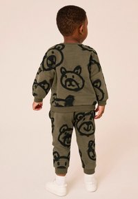 Next ALL OVER CHARACTER AND JOGGERS SET - Træningssæt - khaki green