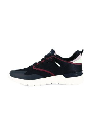 Sneaker bassa nera e bordeaux con suola bianca, tomaia in mesh, chiusura con lacci e linguetta sul tallone.