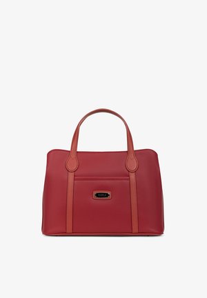 Sac à main en cuir rouge avec doubles poignées, poche avant et petite étiquette noire indiquant « Fasola » sur fond blanc.