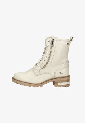 Crèmekleurige enkellaars met veters aan de voorkant, zijrits, lage gestapelde hak en klein paardenlogo vlak bij de hiel op een lichtbruine zool.