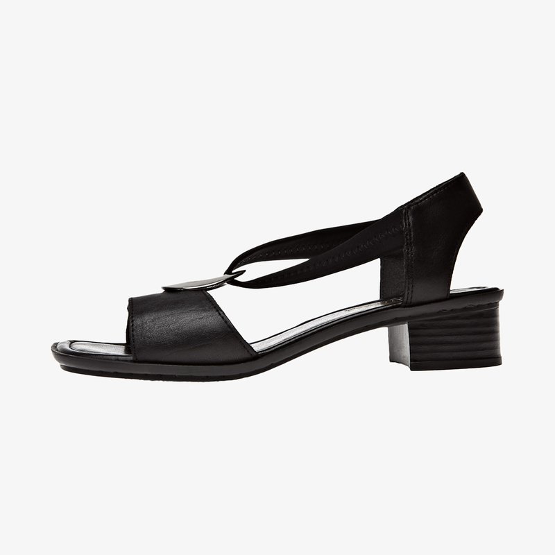 Czarne skórzane sandały z otwartym noskiem i wycięciami. Posiadają mały obcas oraz dekoracyjny guzik na przednim pasku.